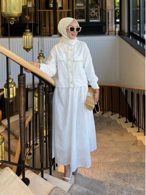 Püskül Detaylı İnci Düğmeli Etekli Takım -Beyaz