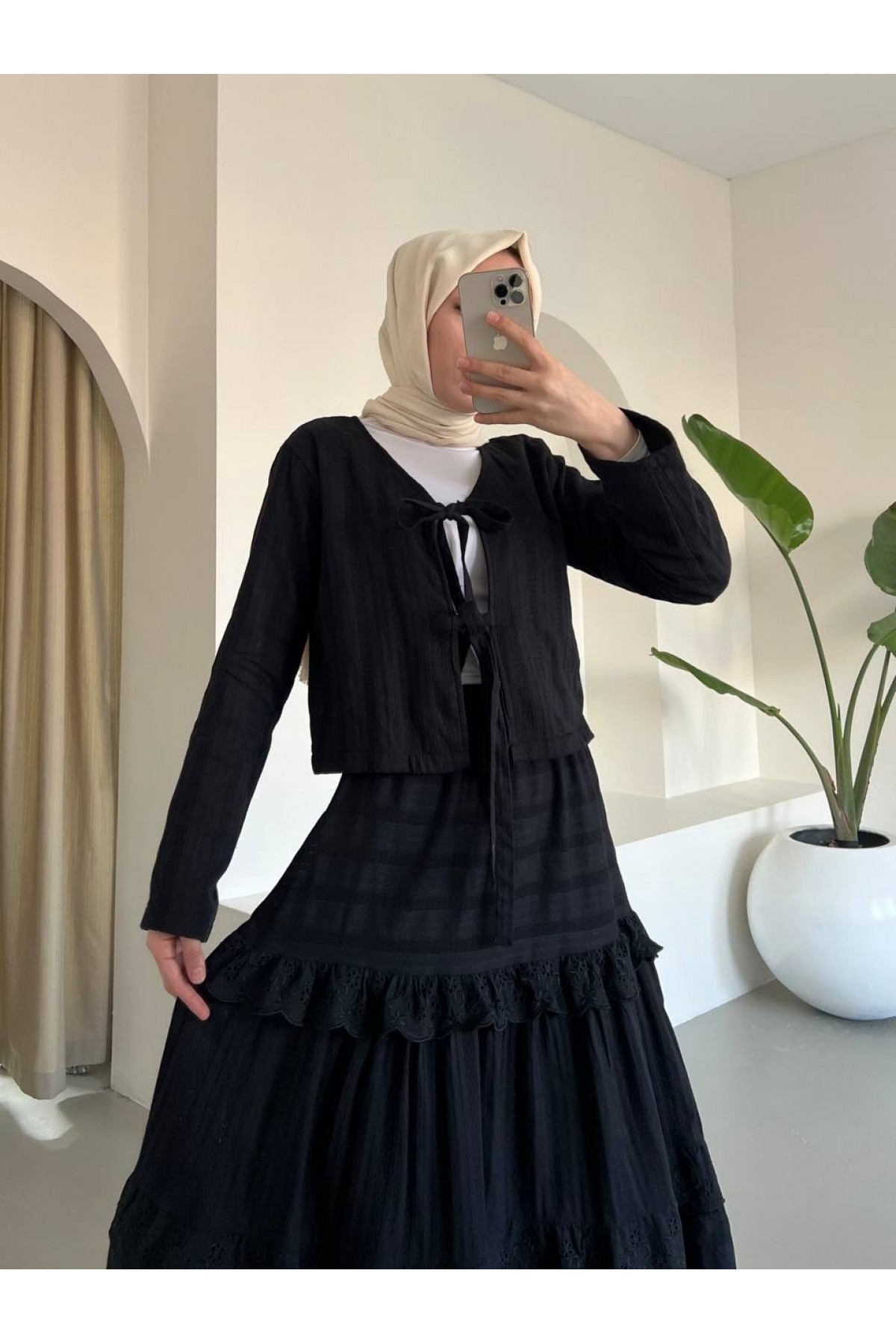 بدلة تنورة ذات رباط أمامي مزخرفة بنقشة صدفية -أسود