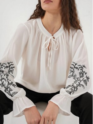 Yakası Bağlamalı Kolu Nakışlı Lastikli Gömlek -Beyaz