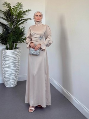 Kol Manşeti Fırıfrlı Önü Taş Detaylı Saten Elbise -Bej