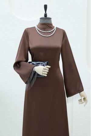 Arkası Bağcıklı Kol Manşeti Zincir Detaylı Elbise -Kahve