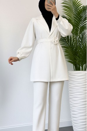 Kemeri Gül Detaylı Kruvaze Yaka Ceket Pantolon Takım    -Beyaz