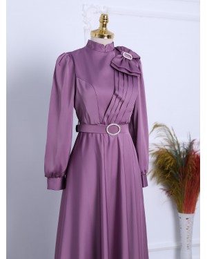 Broşlu Fiyonklu Taşlı Kemerli Saten Abiye -Lila