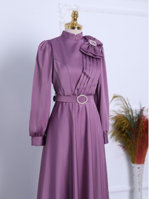 Broşlu Fiyonklu Taşlı Kemerli Saten Abiye -Lila