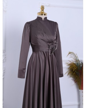 Beli Gül Detaylı Drapeli Saten Abiye -Kahve