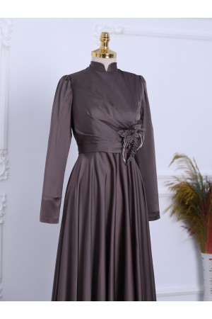 Beli Gül Detaylı Drapeli Saten Abiye -Kahve