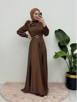 Broşlu Fiyonklu Taşlı Kemerli Saten Abiye -Kahve