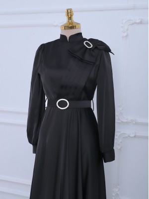 فستان سهرة ساتان مع بروش وفيونكة وأحجار وحزام -أسود