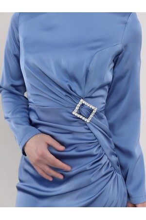 Yandan Büzgülü Taşlı Taka Detaylı Saten Abiye -Mavi