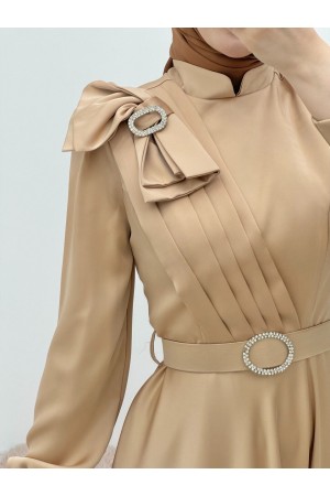 Broşlu Fiyonklu Taşlı Kemerli Saten Abiye -Bej