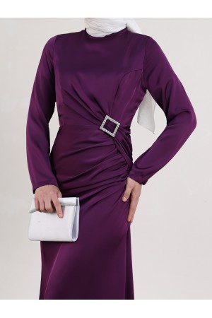 Yandan Büzgülü Taşlı Taka Detaylı Saten Abiye -Mor
