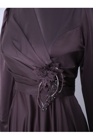 Beli Gül Detaylı Drapeli Saten Abiye -Kahve