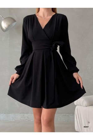 Beli Bağıcıklı Kruvaze Yaka Elbise -أسود