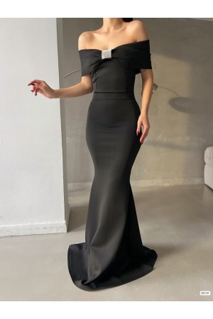 Broşlu Düşük Omuz Uzun Elbise -Siyah