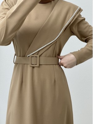 Taş işlemeli Kemerli Krep Elbise -Vizon