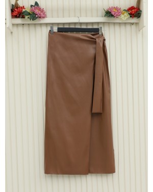 تنورة جلدية بطبقة مزدوجة من الجانب وربطة أمامية -بني كاشف