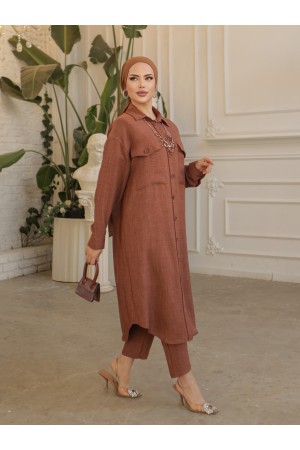 سترة طويلة جيب مزدوج بأزرار مع قلادة  -بنى