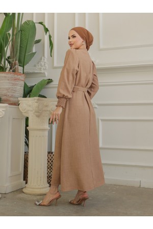 فستان من الكتان بحزام وياقة حجرية وأكمام مجمعة  -تدرجات البيج