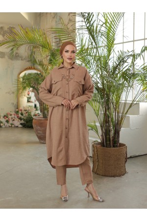 سترة طويلة جيب مزدوج بأزرار مع قلادة  -تدرجات البيج