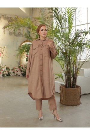 سترة طويلة جيب مزدوج بأزرار مع قلادة  -تدرجات البيج