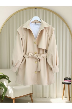 معطف واقٍ من المطر بحزام مزدوج وأزرار بروش -اللون البيج