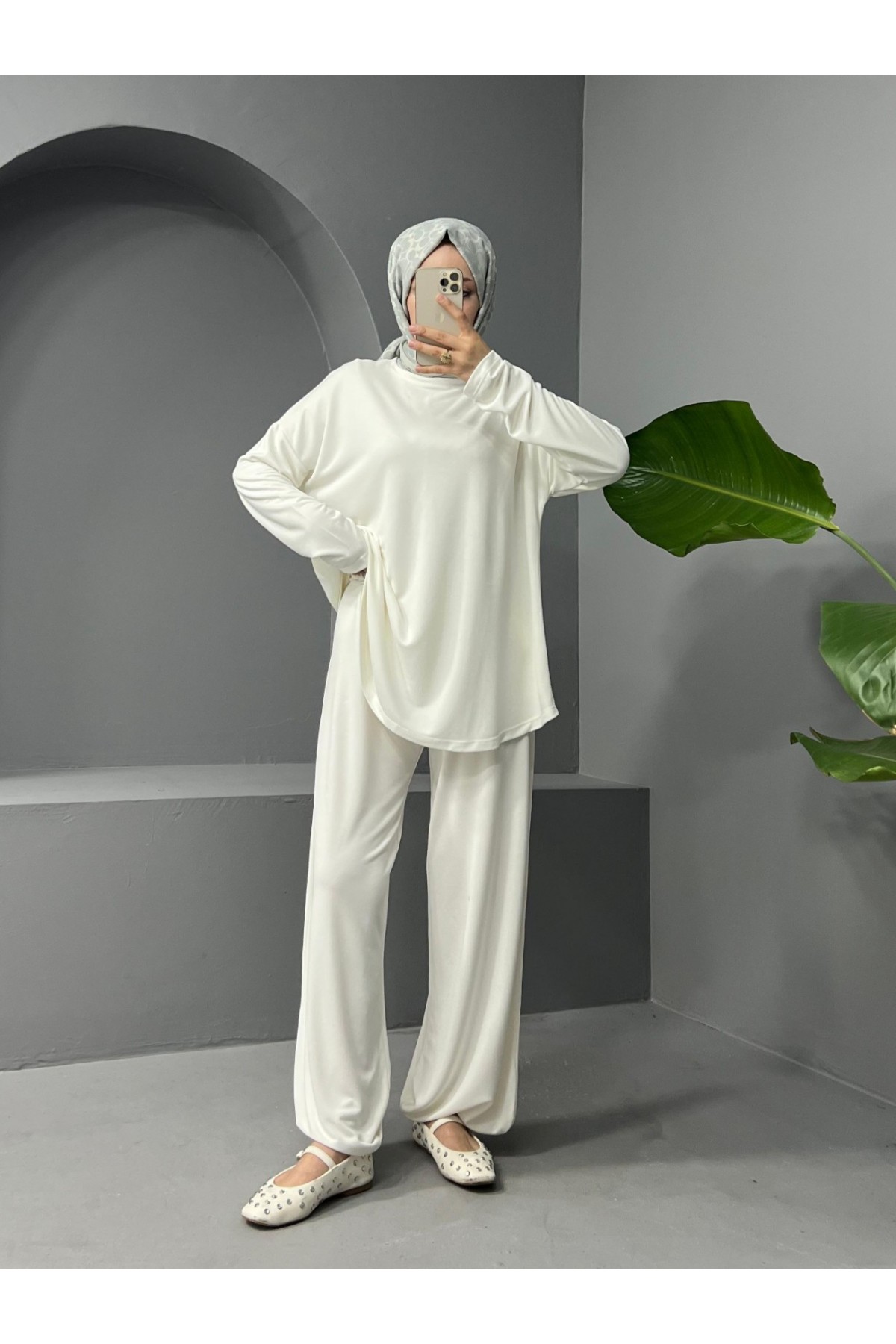 Round Neck Oval Cut Pocket Trouser Osyho Suit -White