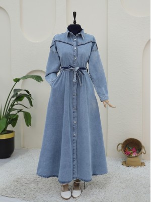 Omuzu Biyeli Boydan Düğmeli Kot Elbise -Buz Mavi