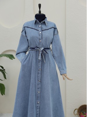 Omuzu Biyeli Boydan Düğmeli Kot Elbise -Buz Mavi