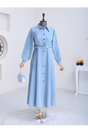 فستان من الدنيم بأزرار وأزرار مطرزة بالأحجار  -جليدي