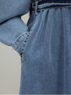 Omuzu Biyeli Boydan Düğmeli Kot Elbise -Buz Mavi