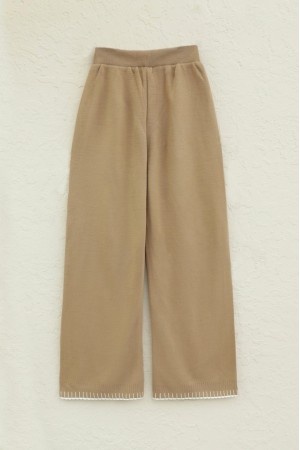 Yuvarlak Yaka Uçları Nakış Detaylı Triko Takım -Vizon