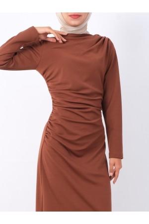 فستان من الكريب المحبوك برقبة قارب وثنيات جانبية -بني كاشف