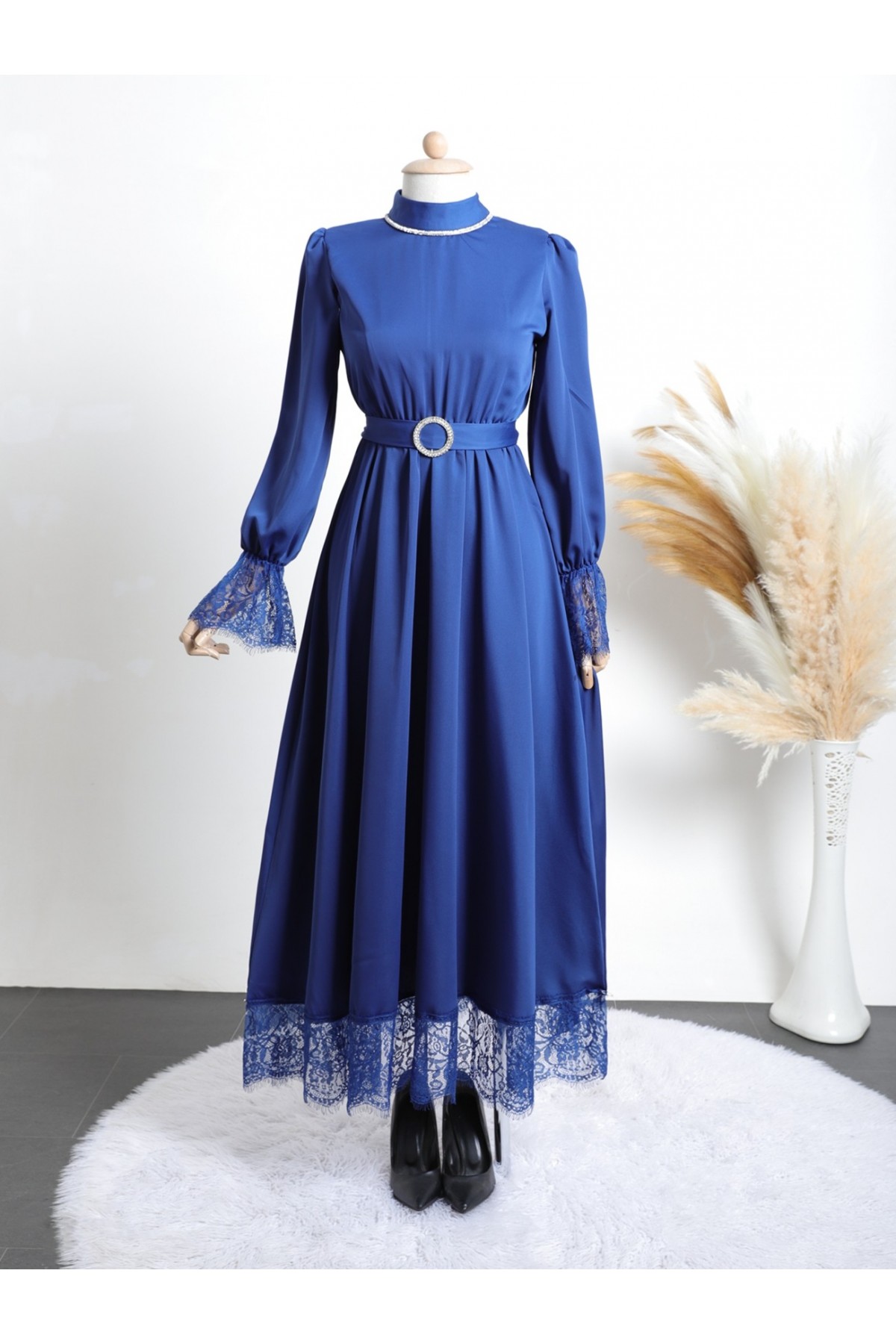 Dress with lace sleeves and skirt, elastic waist and belt -Saxe 