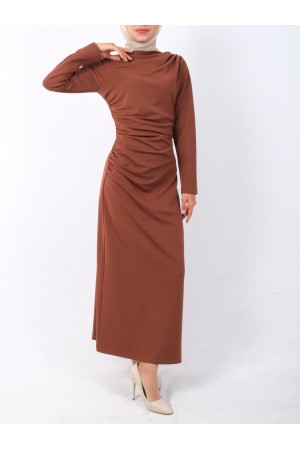 فستان من الكريب المحبوك برقبة قارب وثنيات جانبية -بني كاشف