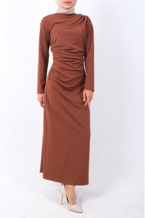 فستان من الكريب المحبوك برقبة قارب وثنيات جانبية -بني كاشف