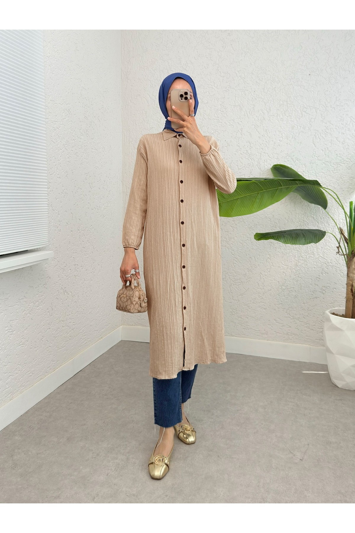 Long Crinkle Tunic with Buttoned Neck and Elastic Sleeves -Mink color