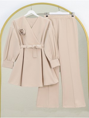 Çapraz Yaka Gül Detaylı Kemerli İkili Takım  -Bej