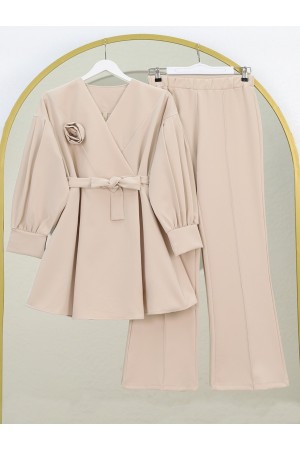 Çapraz Yaka Gül Detaylı Kemerli İkili Takım  -Bej