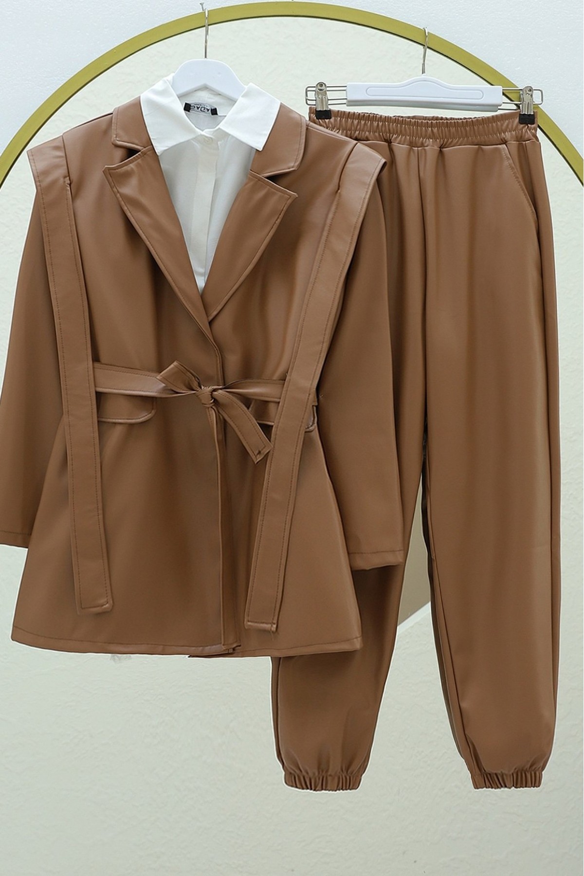 Belted Leather Jacket with Shoulder and Pocket Details -بني كاشف