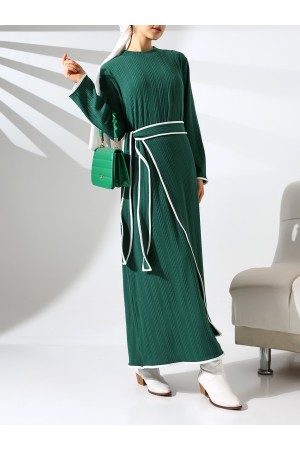 فستان من قطعتين منسوج بياقة عالية من الكريب وربطة عنق على الخصر -زمرد