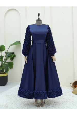 فستان سهرة من الساتان مع تفاصيل وردية على التنورة والأكمام -كحلي