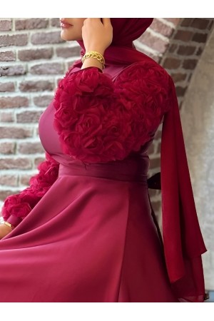 فستان سهرة من الساتان مع تفاصيل وردية على التنورة والأكمام  -بوردو