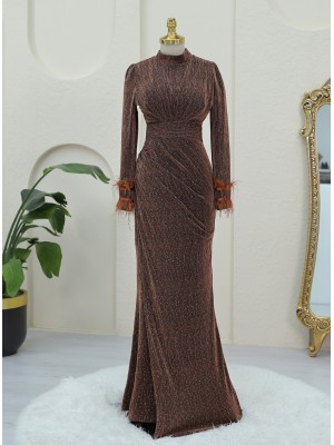 فستان سهرة بأكمام من الريش وذيل مزدوج في الأمام -بنى