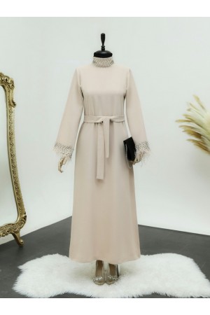 فستان مربوط مزين بتفاصيل ريش مرصع على الياقة والأكمام -اللون البيج