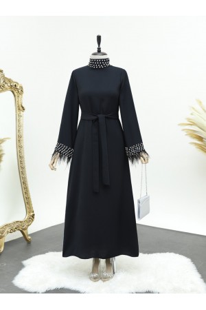 فستان مربوط مزين بتفاصيل ريش مرصع على الياقة والأكمام -أسود
