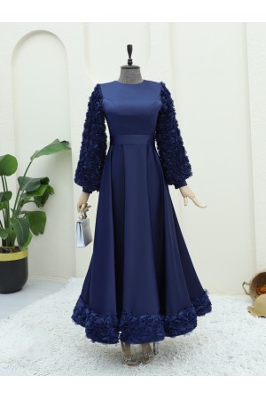 فستان سهرة من الساتان مع تفاصيل وردية على التنورة والأكمام -كحلي