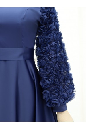 فستان سهرة من الساتان مع تفاصيل وردية على التنورة والأكمام -كحلي