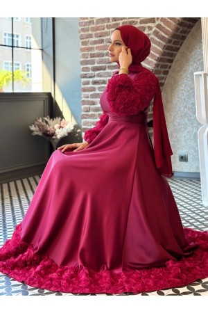 فستان سهرة من الساتان مع تفاصيل وردية على التنورة والأكمام  -بوردو