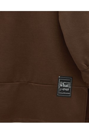 بدلة قطنية ممشطة مزدوجة مع تفاصيل شعار مثبت بأزرار كبس -بنى