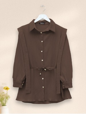 İnci Düğmeli Omuzu Ve Beli Bağlamalı Krinkıl Gömlek -Kahve
